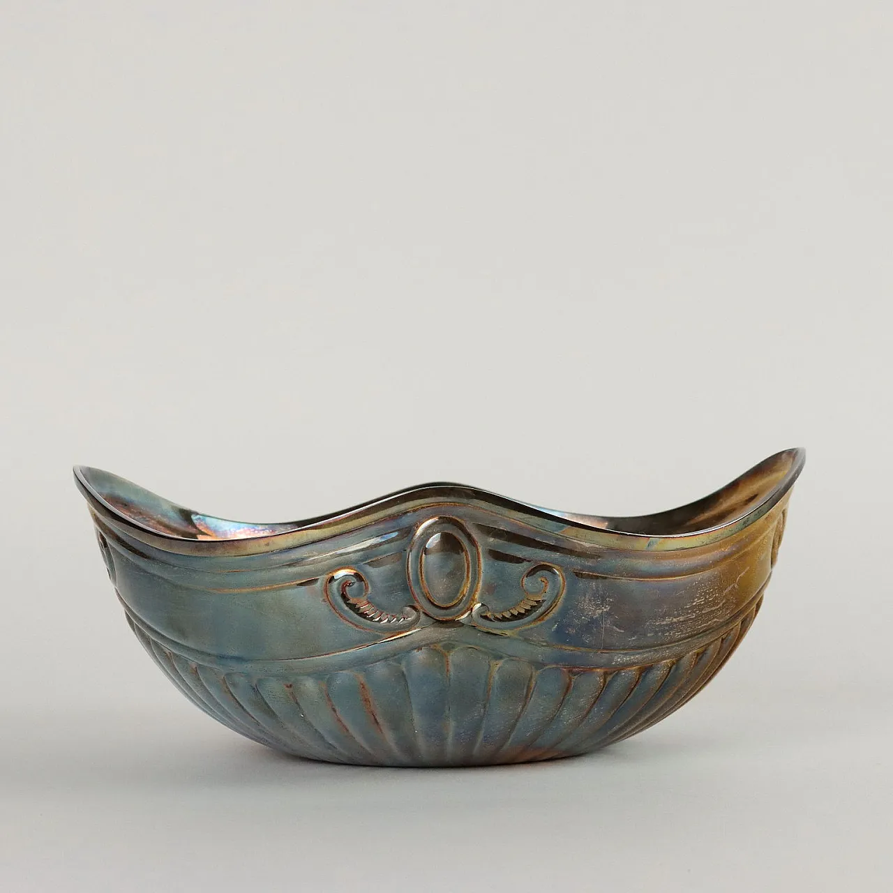 Centerpiece in embossed and bead-blasted silver 3