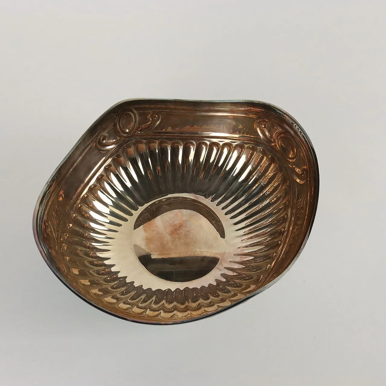 Centerpiece in embossed and bead-blasted silver 4