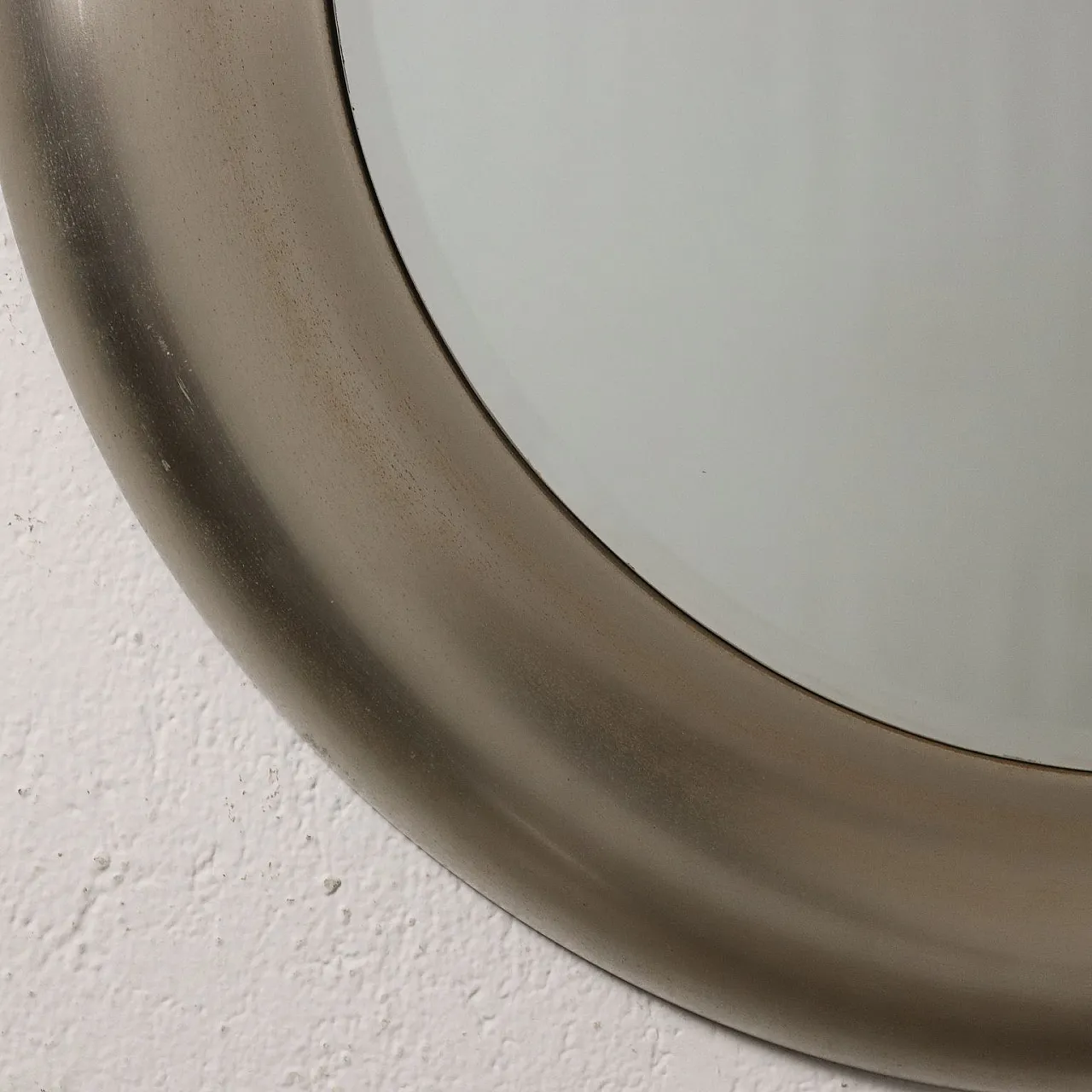 Specchio tondo da parete con cornice in metallo cromato, anni '60 4