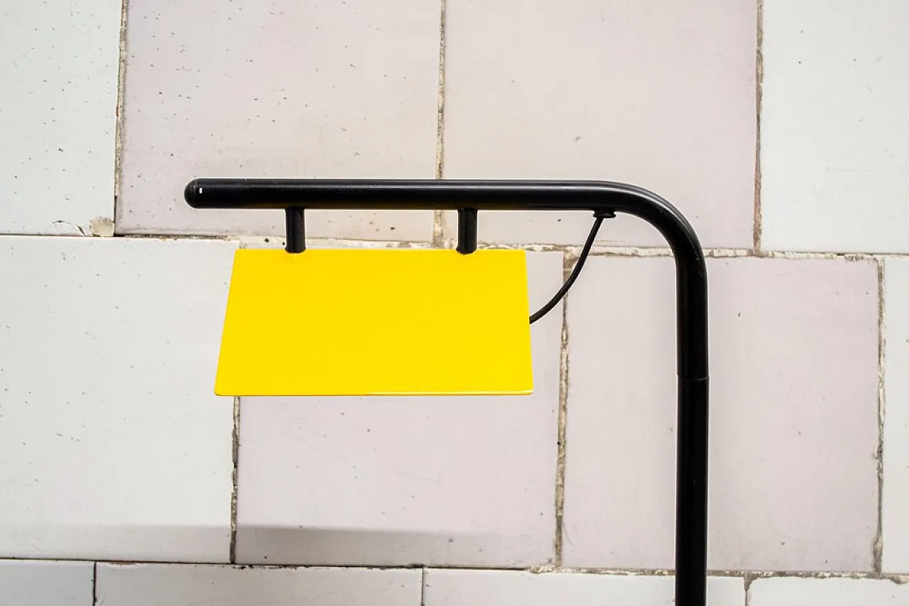 Coppia di comodini in vetro e metallo, anni '80 4