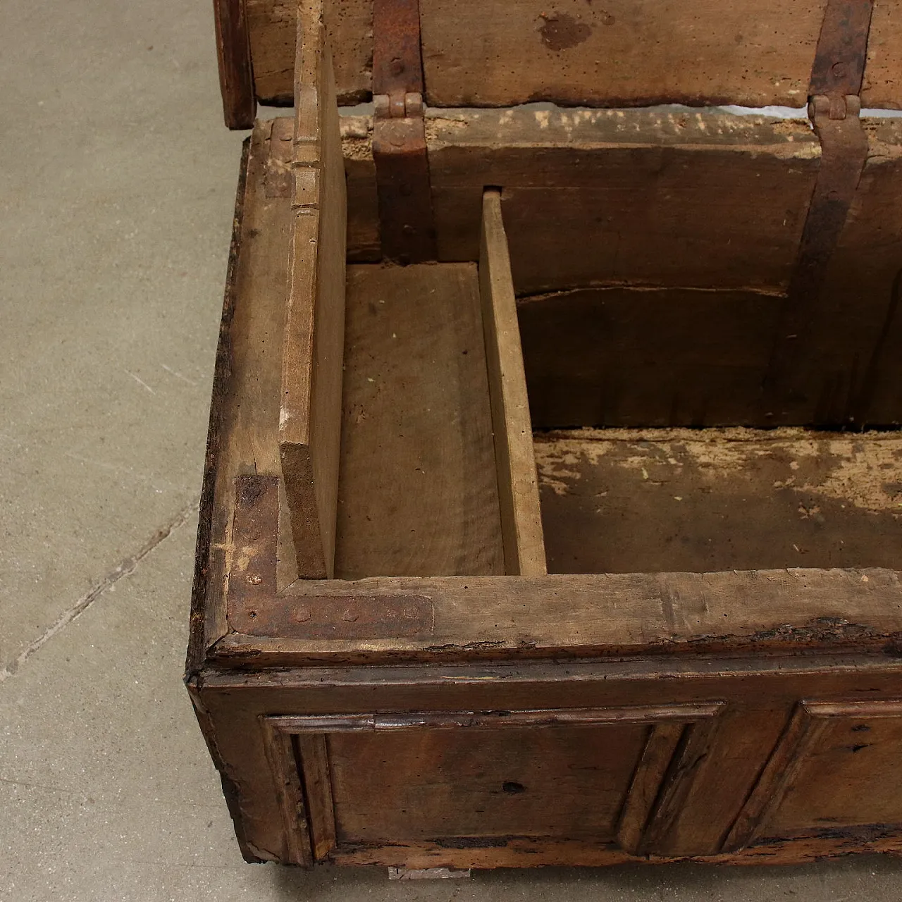 Cassapanca in noce massello, inizio '700 5