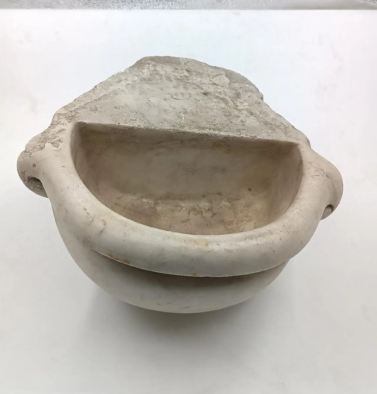 Acquasantiera in marmo di Carrara, '600 3