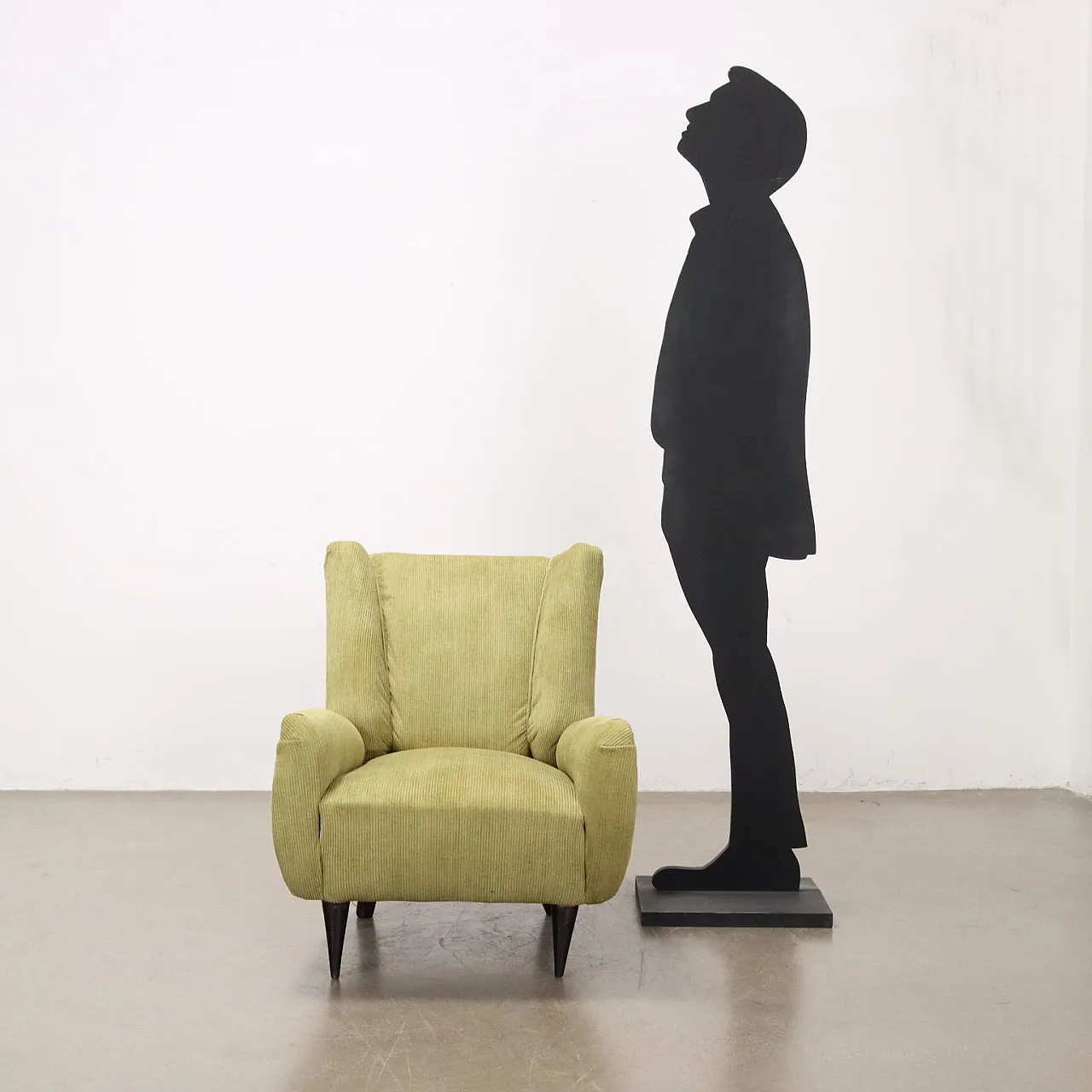 Poltrona in legno dipinto e velluto, metà '900 2