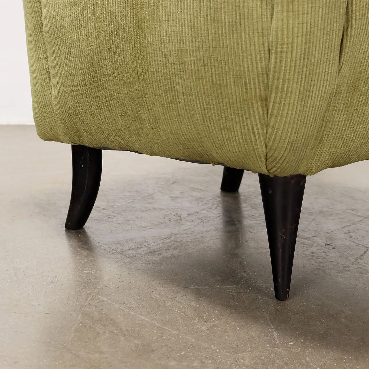 Poltrona in legno dipinto e velluto, metà '900 6