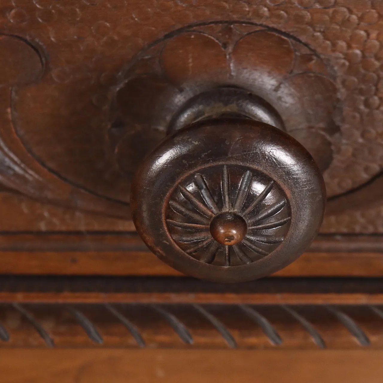 Walnut Neo-Baroque style sideboard, 20th century 10