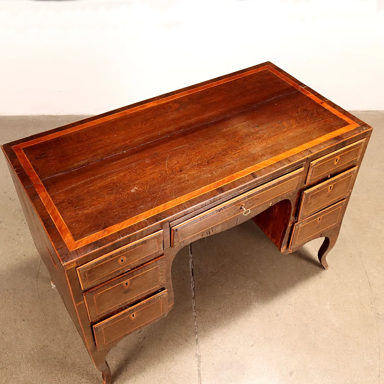 Neoclassical desk in exotic wood with wavy legs, third quarter 18th century 3