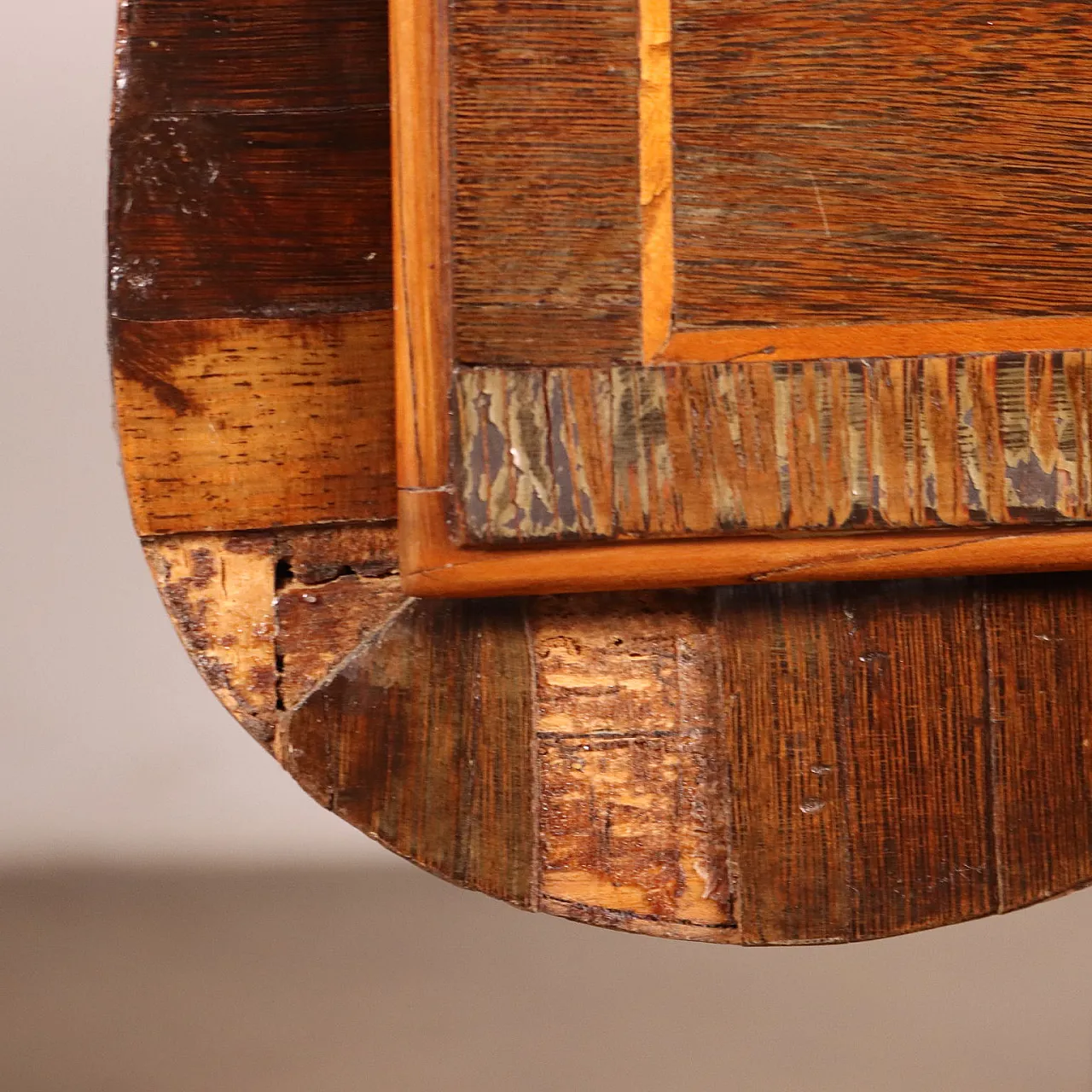 Neoclassical desk in exotic wood with wavy legs, third quarter 18th century 7