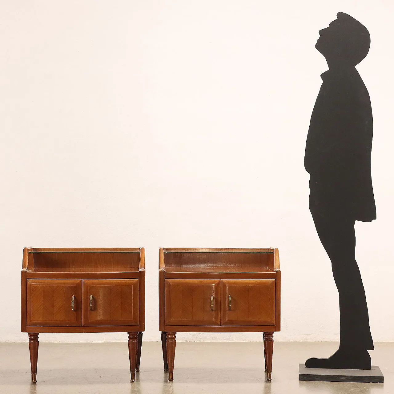 Coppia di comodini in legno impiallacciato noce e vetro, anni '50 2