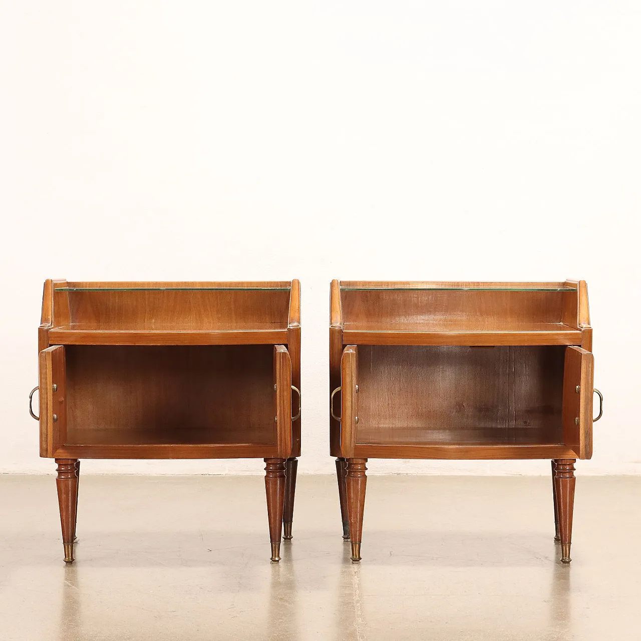 Coppia di comodini in legno impiallacciato noce e vetro, anni '50 3