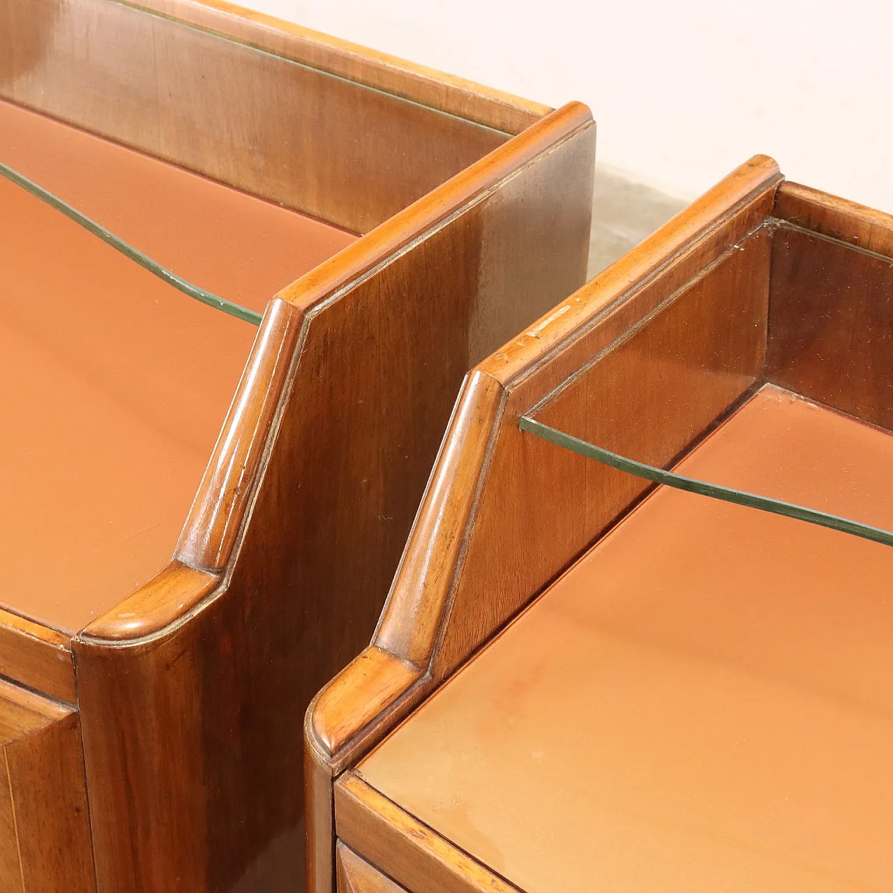 Coppia di comodini in legno impiallacciato noce e vetro, anni '50 4
