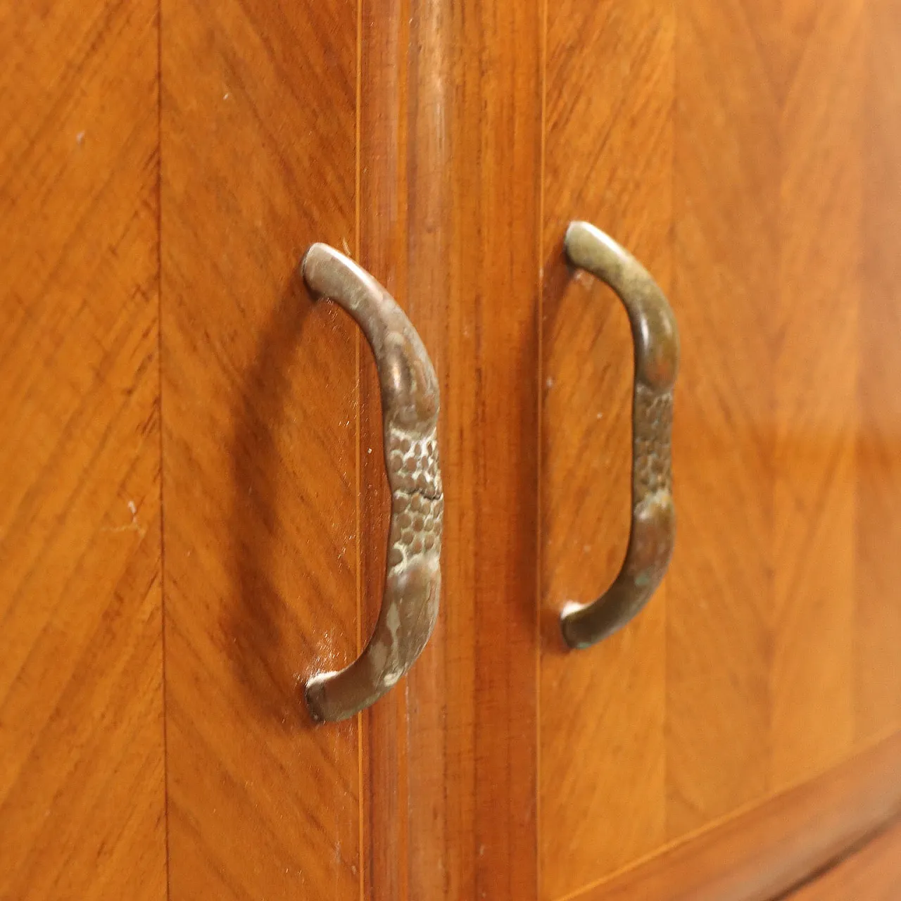 Coppia di comodini in legno impiallacciato noce e vetro, anni '50 5