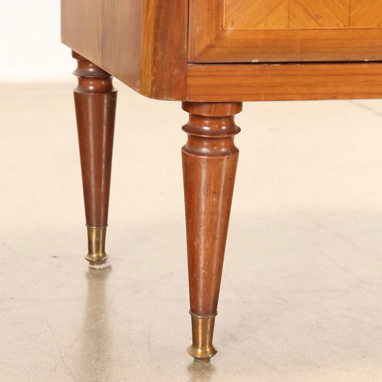 Coppia di comodini in legno impiallacciato noce e vetro, anni '50 6