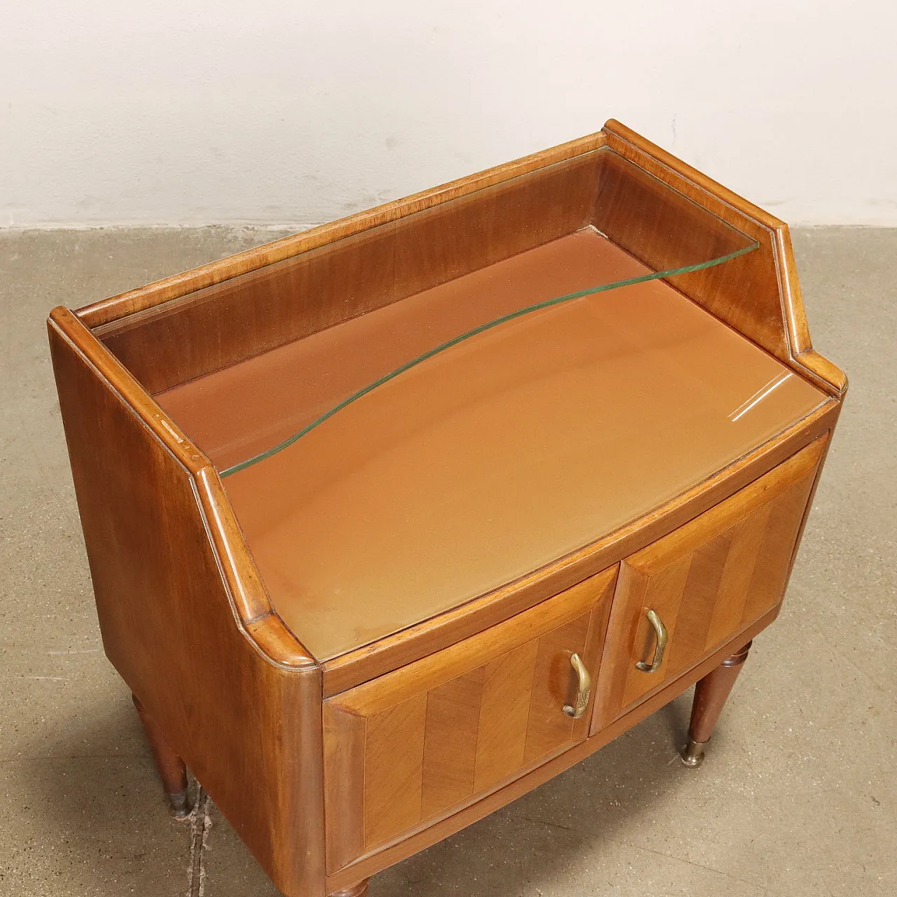 Coppia di comodini in legno impiallacciato noce e vetro, anni '50 7