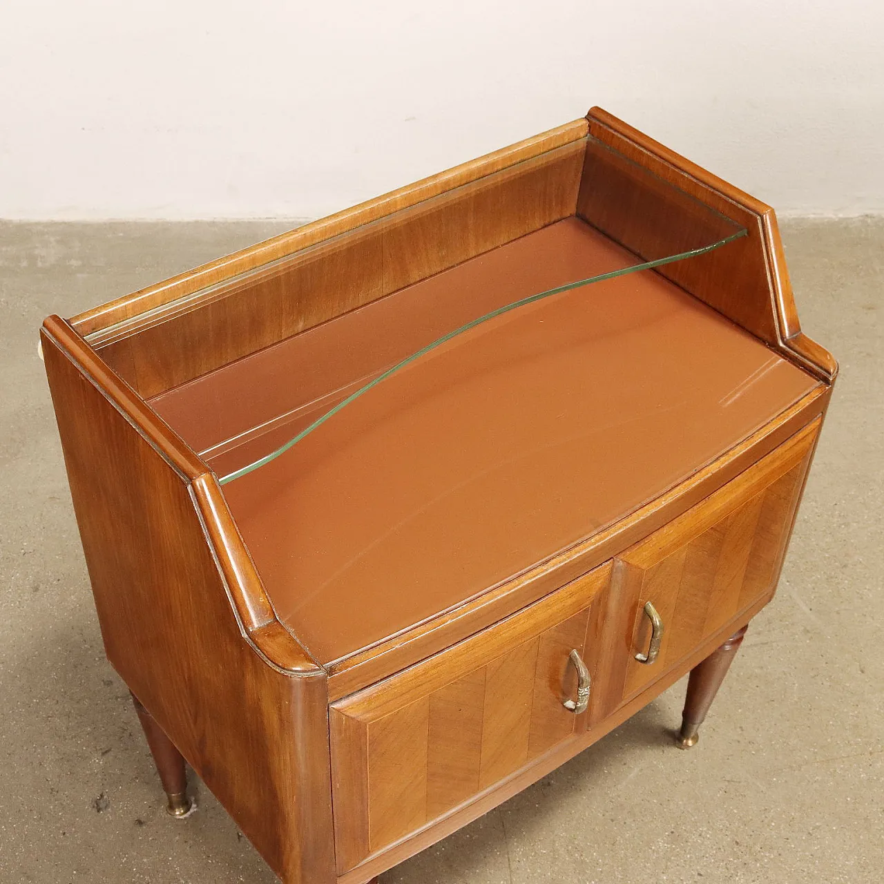 Coppia di comodini in legno impiallacciato noce e vetro, anni '50 8