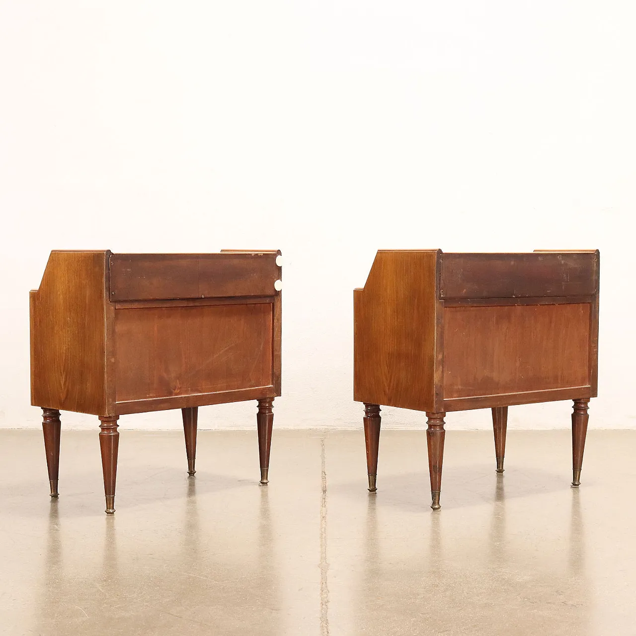 Coppia di comodini in legno impiallacciato noce e vetro, anni '50 9