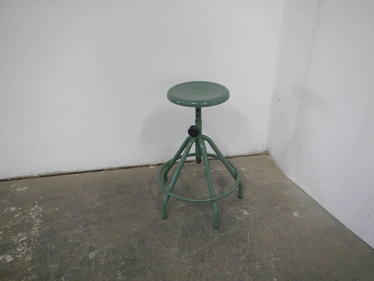 Sgabello in ferro verde 1970 1