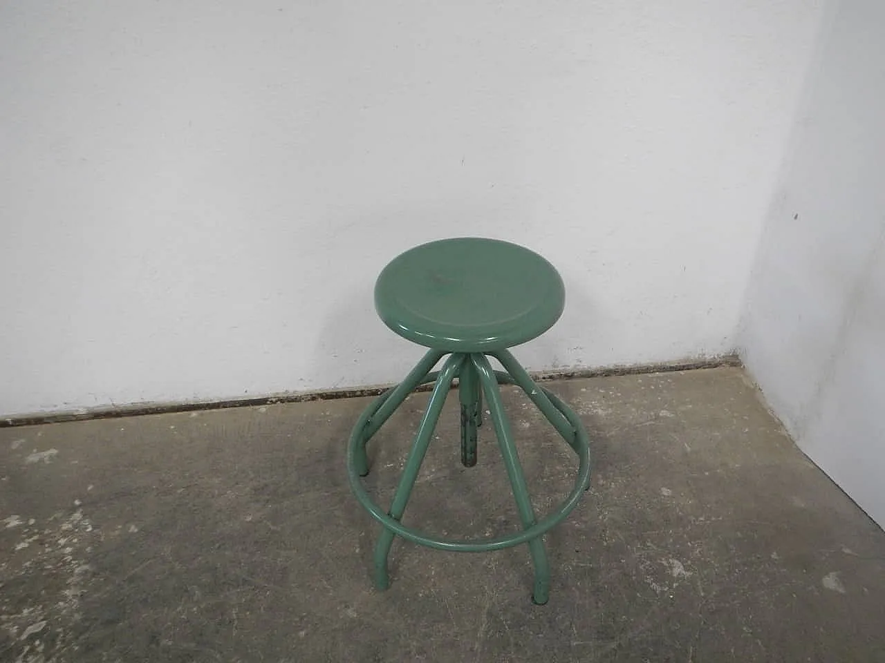 Sgabello in ferro verde 1970 2