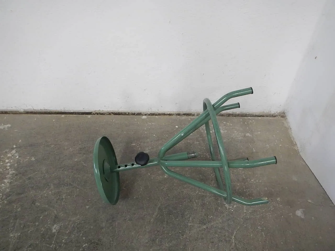 Sgabello in ferro verde 1970 3