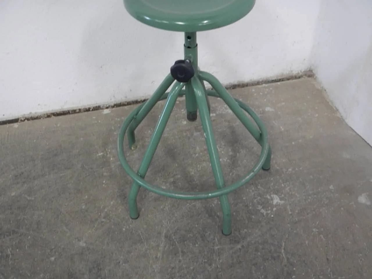 Sgabello in ferro verde 1970 4
