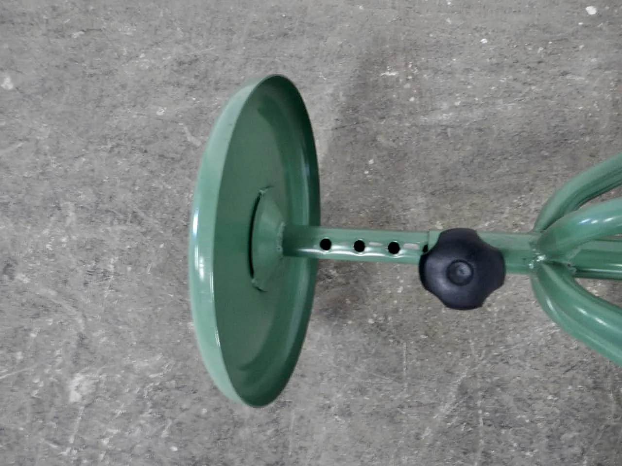 Sgabello in ferro verde 1970 5