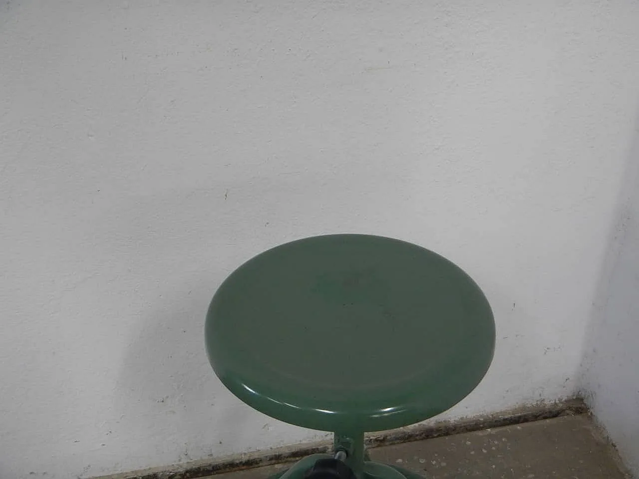 Sgabello in ferro verde 1970 6
