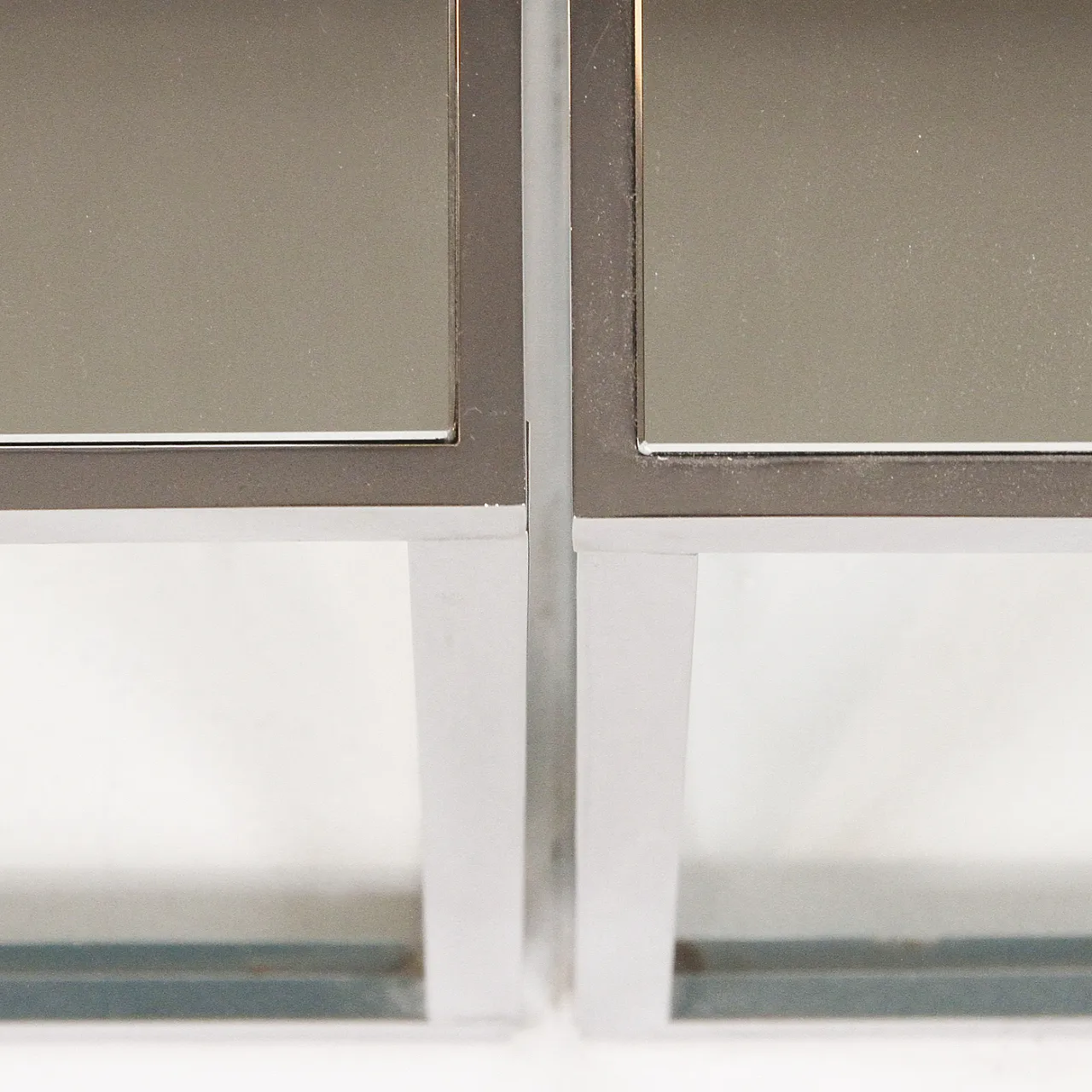 Coppia di tavolini in vetro e metallo cromato, anni '70 5