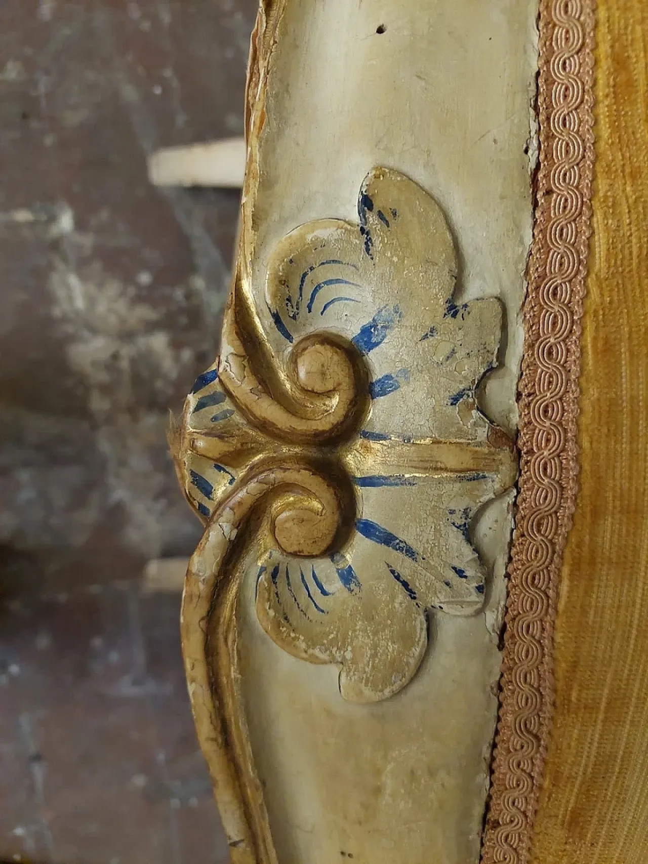 Poltrona in legno dorato e laccato e tessuto, '800 7