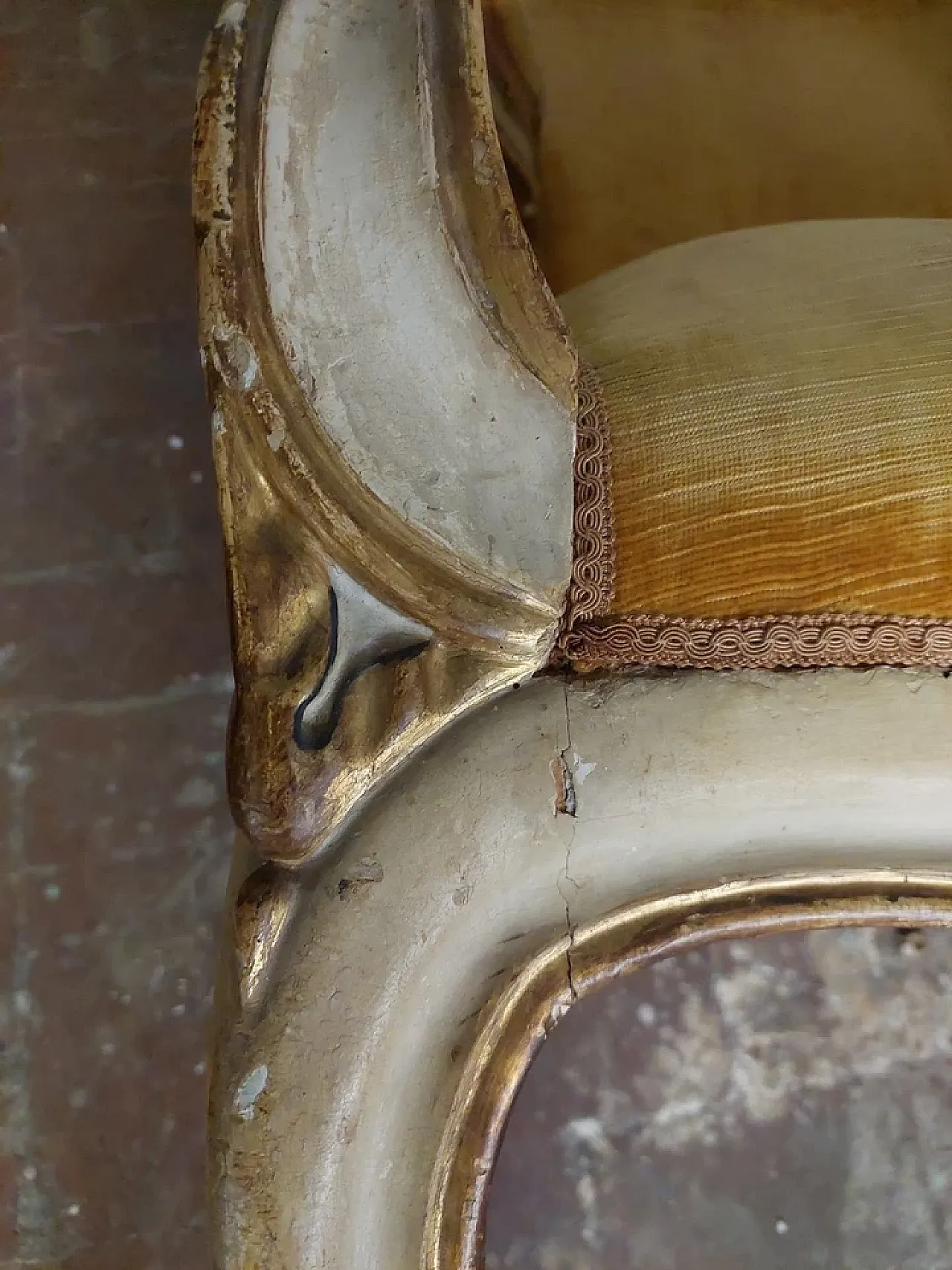 Poltrona in legno dorato e laccato e tessuto, '800 8