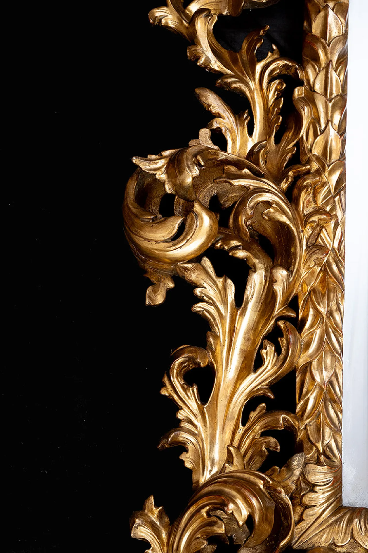 Florentine Pitti frame mirror carved wood gilded foil, 18th century 4