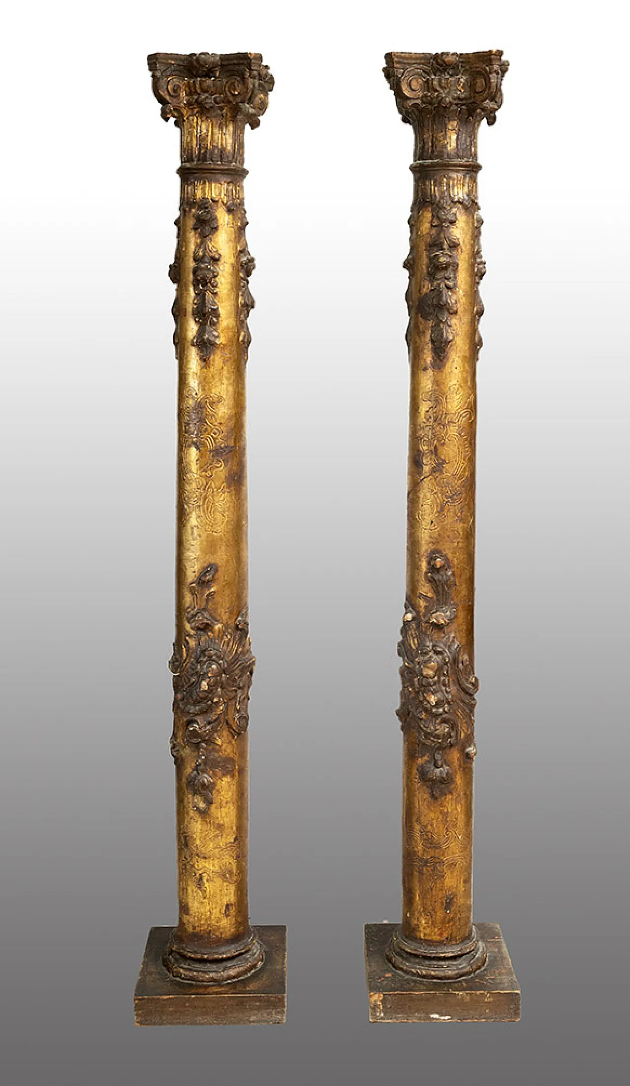 Pair of columns in golden and carved wood, early 18th century 1