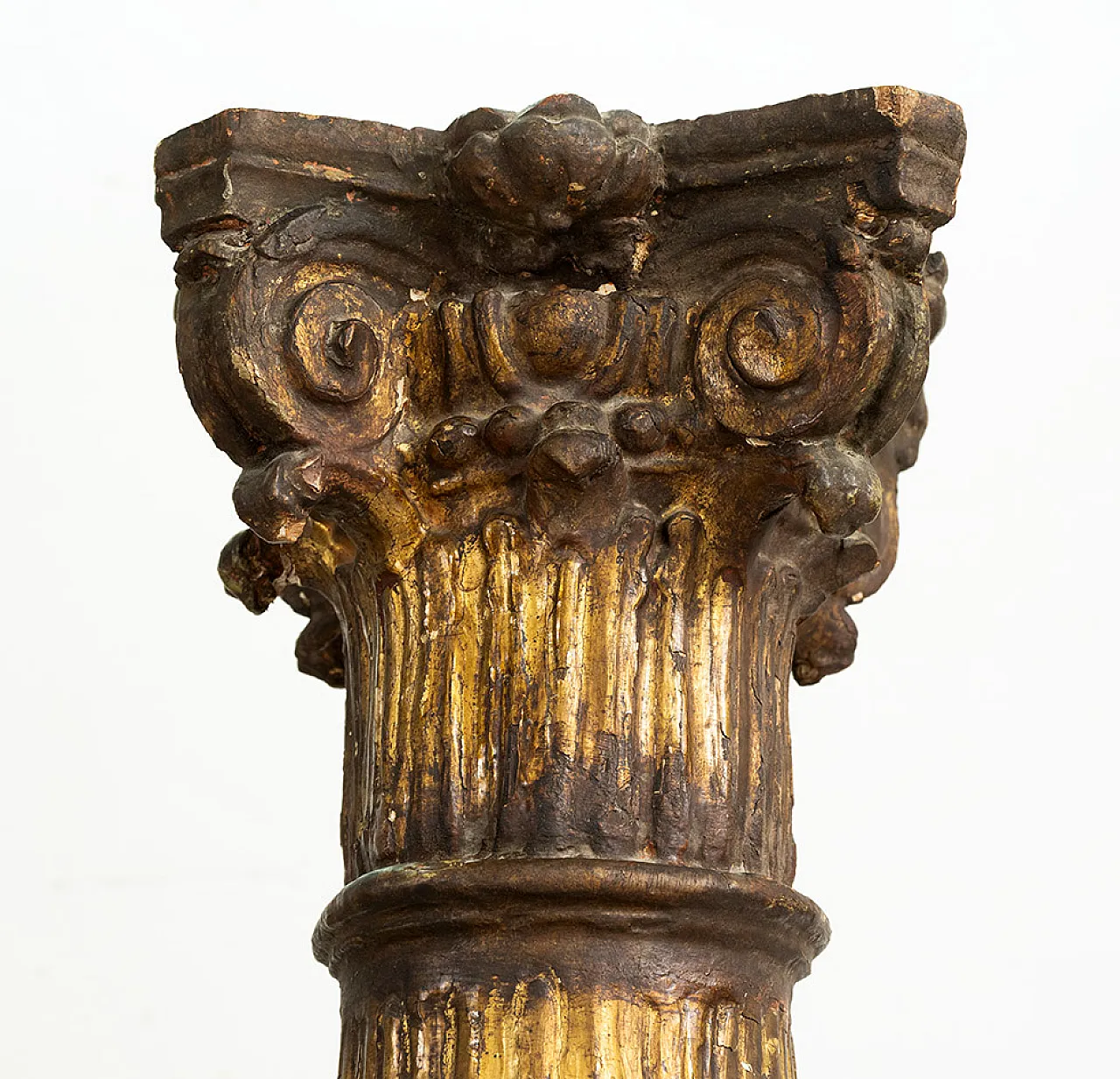 Pair of columns in golden and carved wood, early 18th century 2