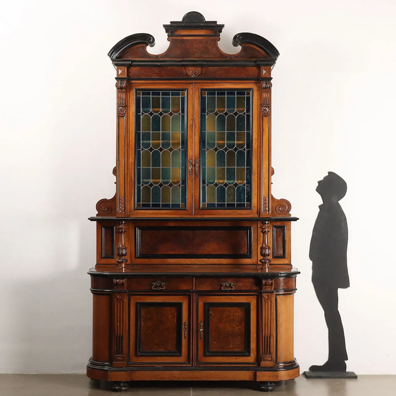 Credenza in noce con ante in vetro piombato e piedi torniti, '800 2