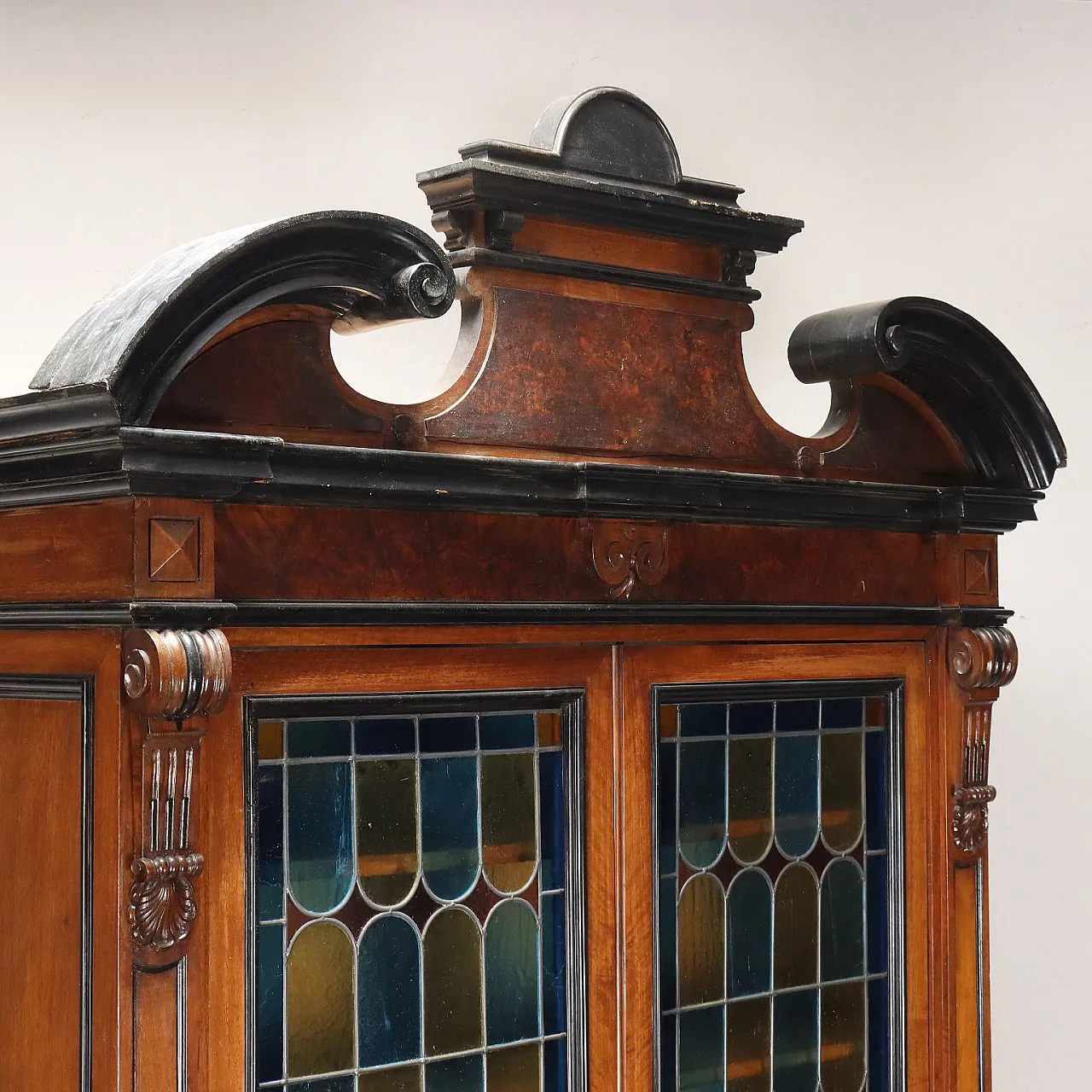 Credenza in noce con ante in vetro piombato e piedi torniti, '800 4