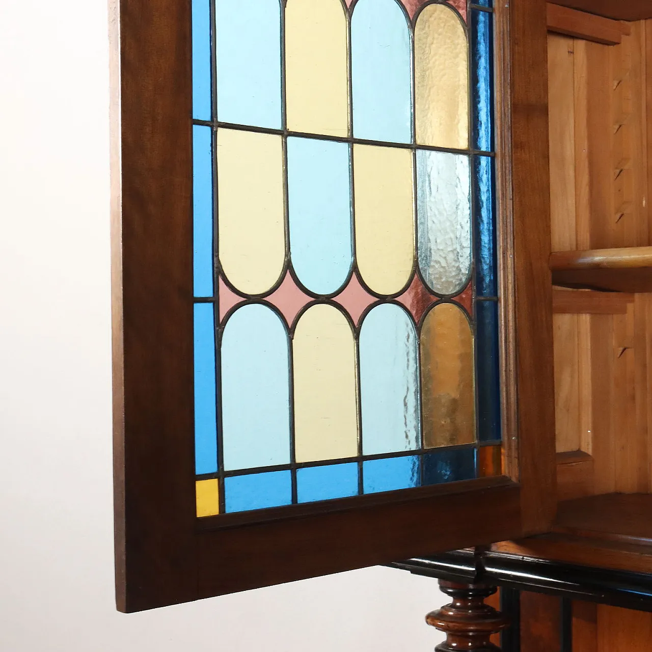 Credenza in noce con ante in vetro piombato e piedi torniti, '800 6