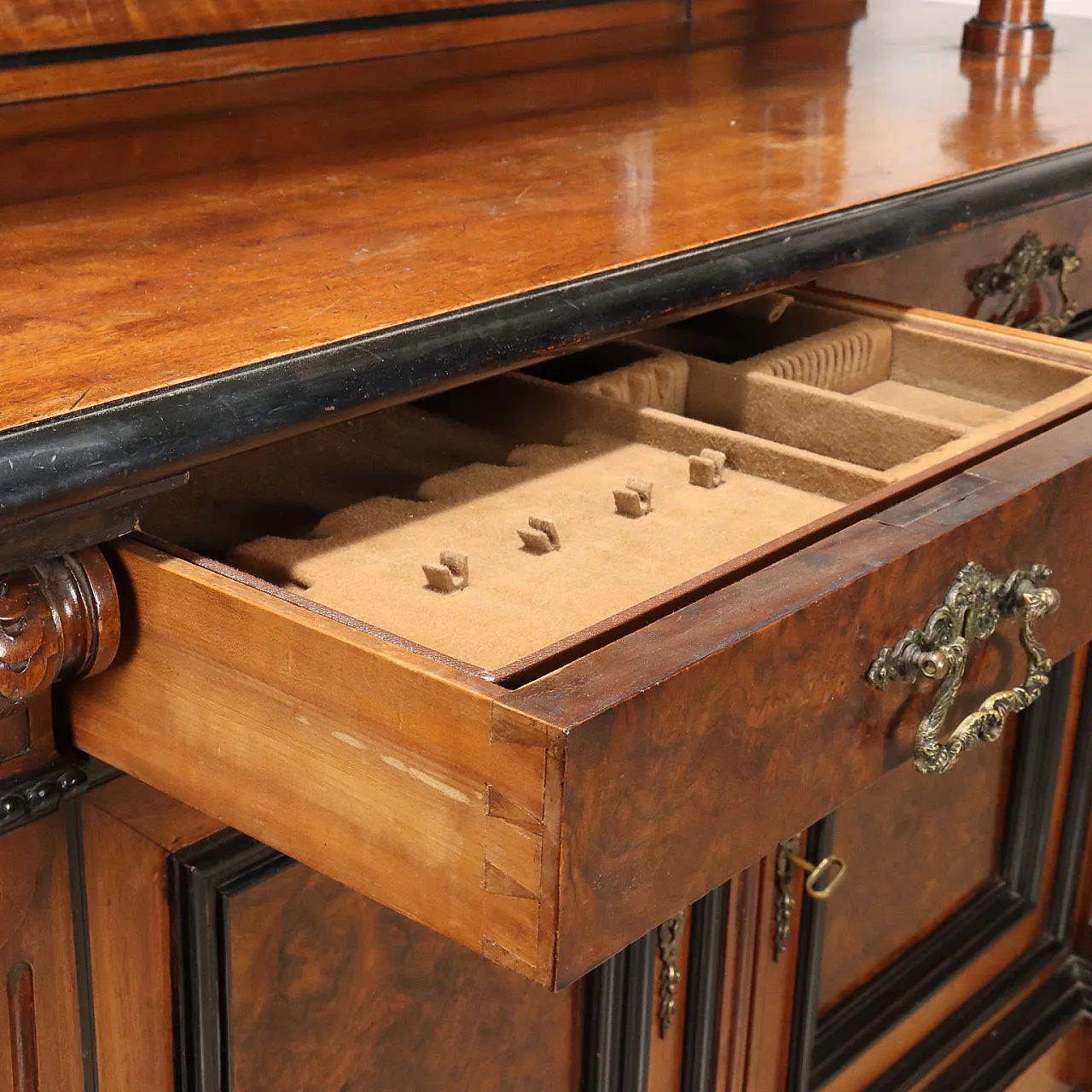 Credenza in noce con ante in vetro piombato e piedi torniti, '800 9