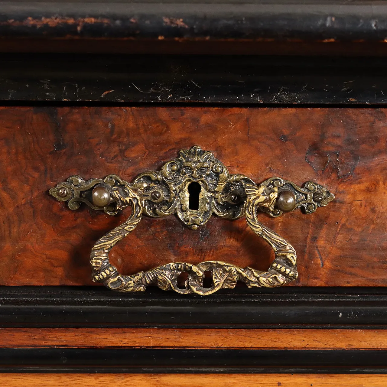 Credenza in noce con ante in vetro piombato e piedi torniti, '800 10