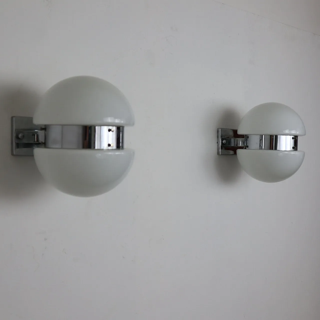 Coppia di lampade da muro in vetro opalino, Italia, anni 70 1