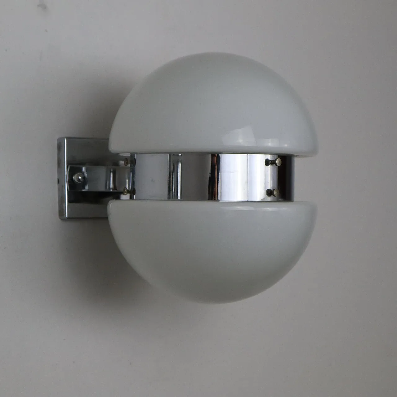 Coppia di lampade da muro in vetro opalino, Italia, anni 70 2