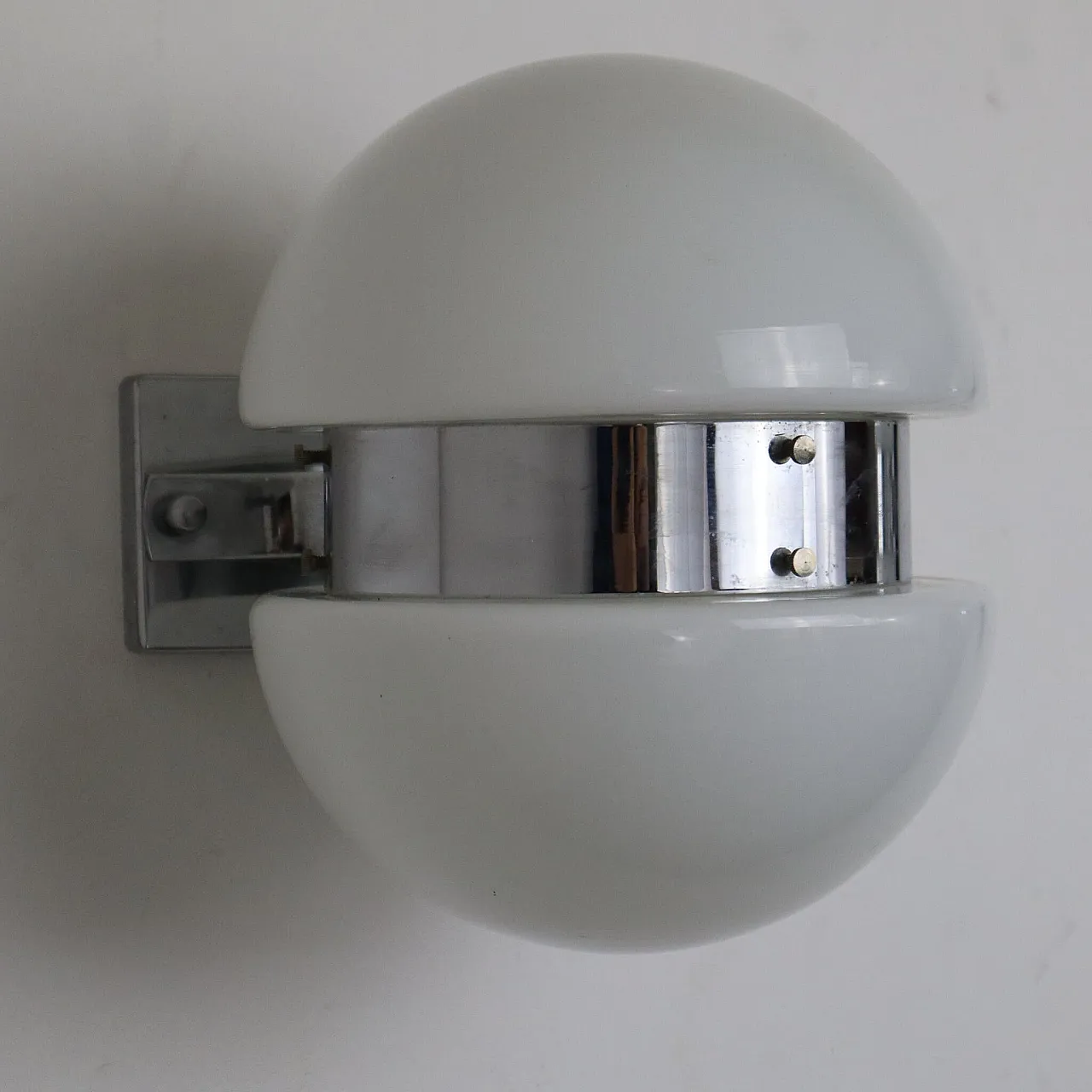 Coppia di lampade da muro in vetro opalino, Italia, anni 70 3