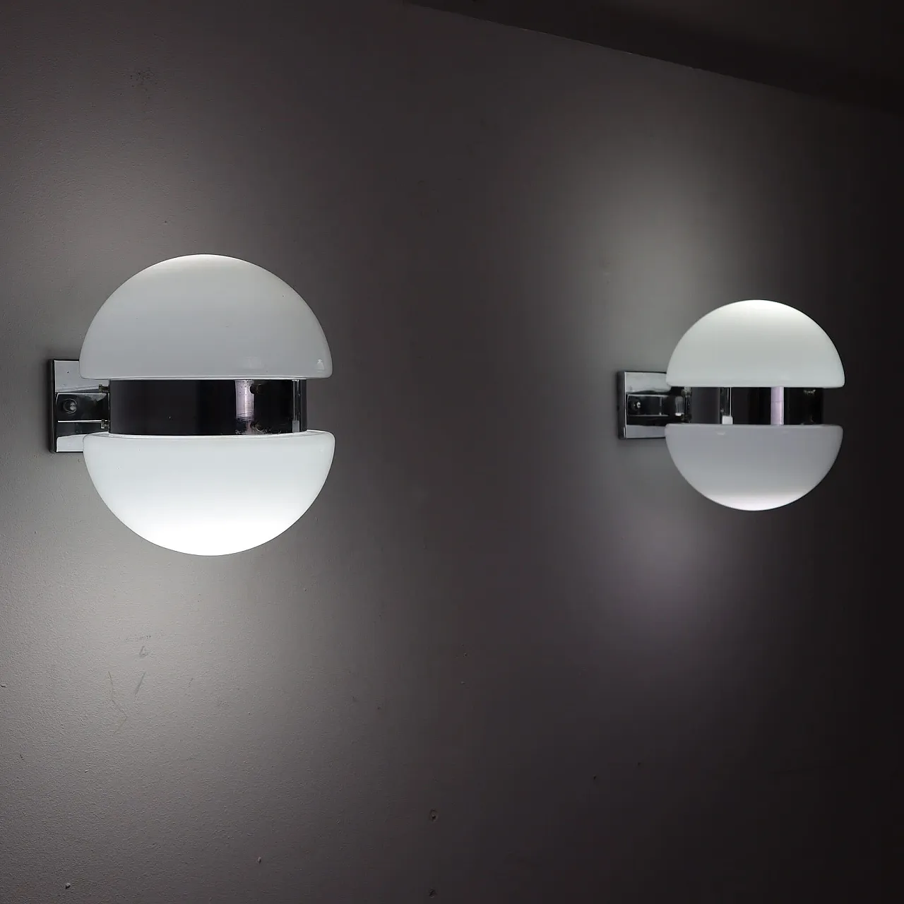 Coppia di lampade da muro in vetro opalino, Italia, anni 70 4