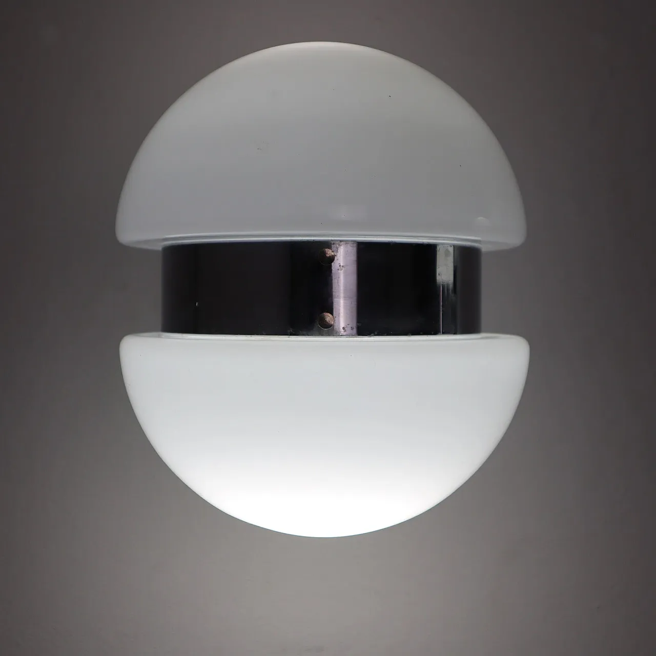 Coppia di lampade da muro in vetro opalino, Italia, anni 70 5