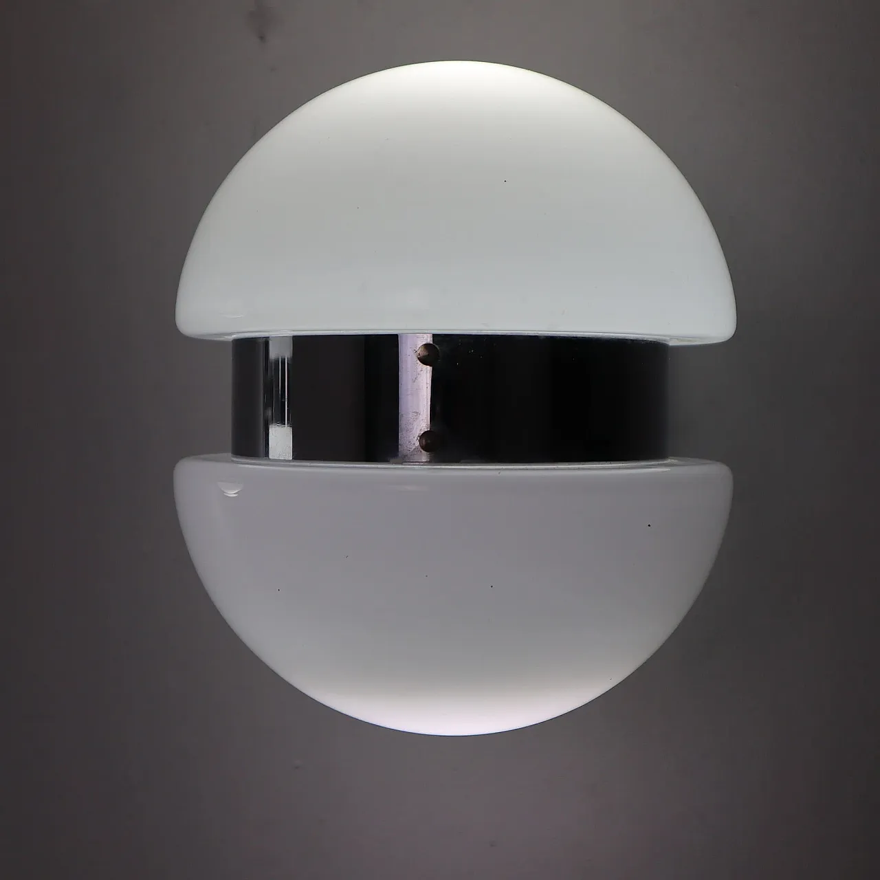 Coppia di lampade da muro in vetro opalino, Italia, anni 70 6