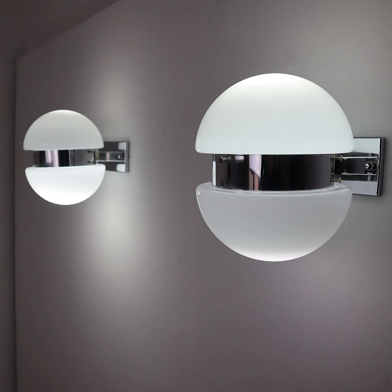 Coppia di lampade da muro in vetro opalino, Italia, anni 70 7