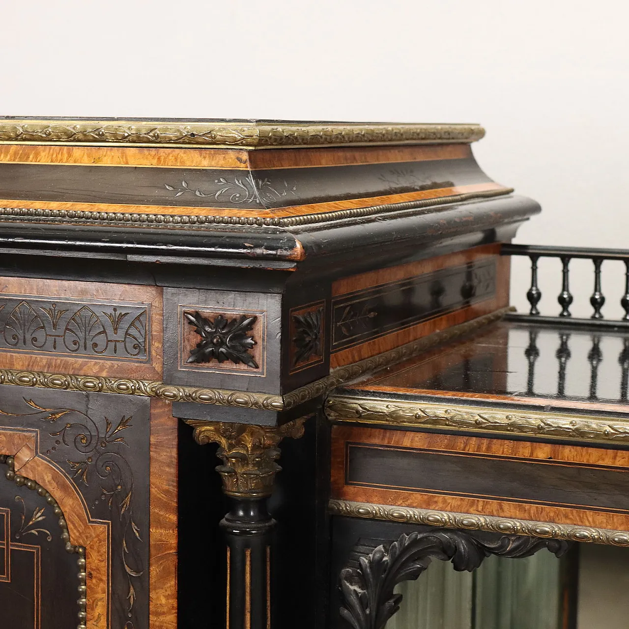 Credenza inglese in legno impiallacciato e intarsiato con specchio, inizio '900 5