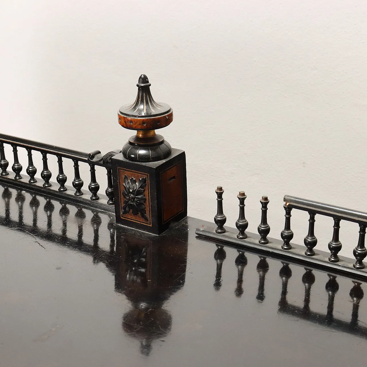 Credenza inglese in legno impiallacciato e intarsiato con specchio, inizio '900 6