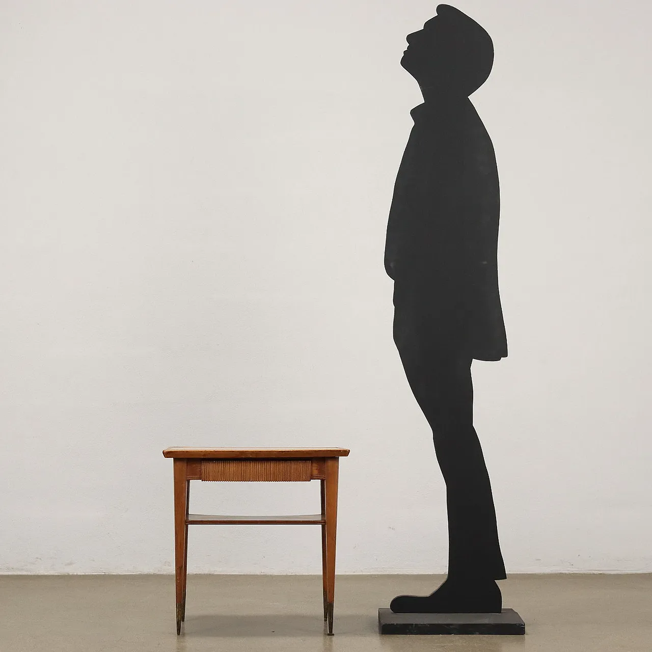 Comodino in frassino con puntali in ottone, anni '50 2