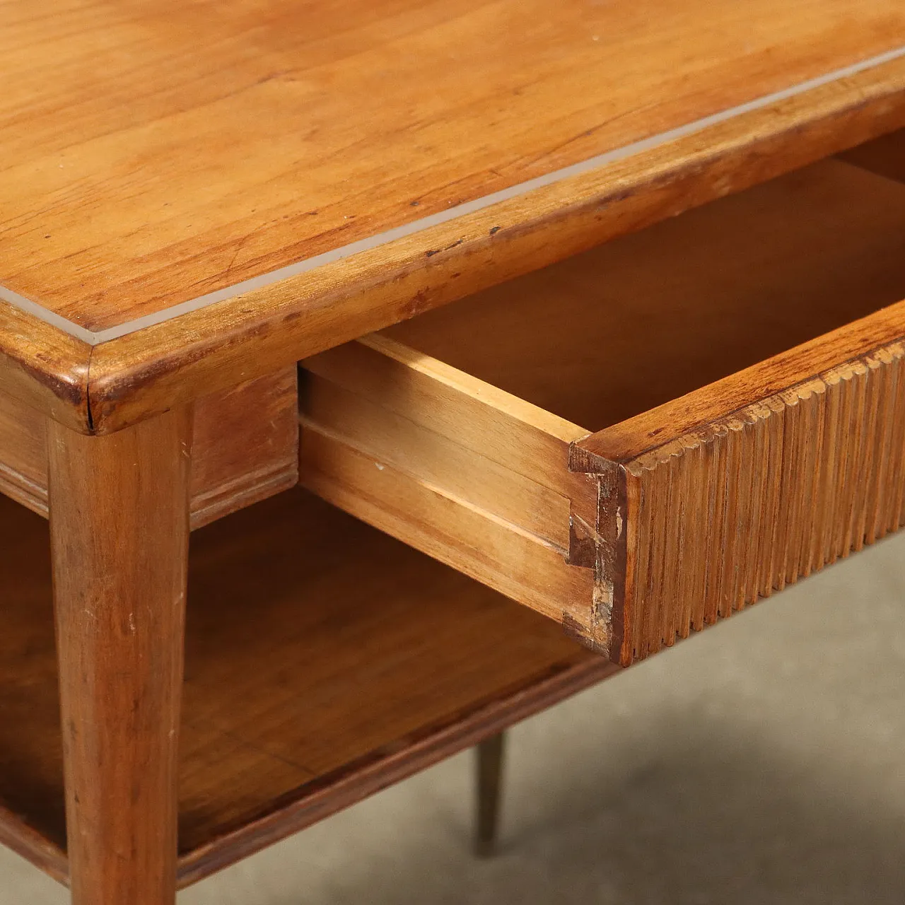 Comodino in frassino con puntali in ottone, anni '50 3