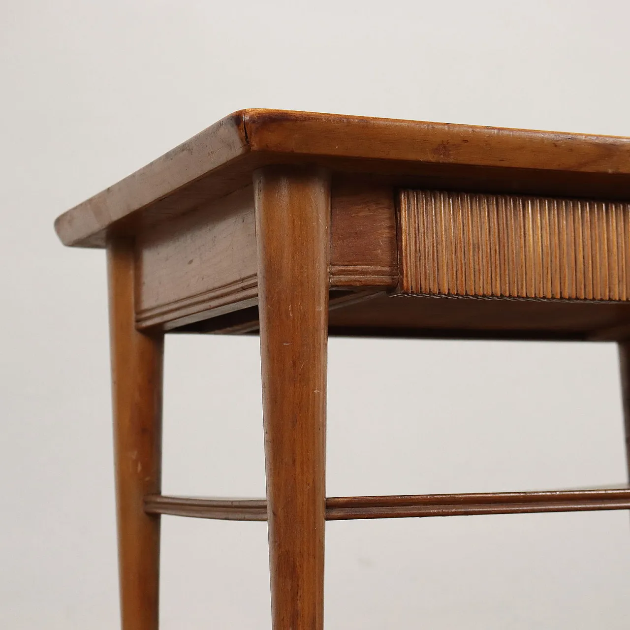 Comodino in frassino con puntali in ottone, anni '50 4