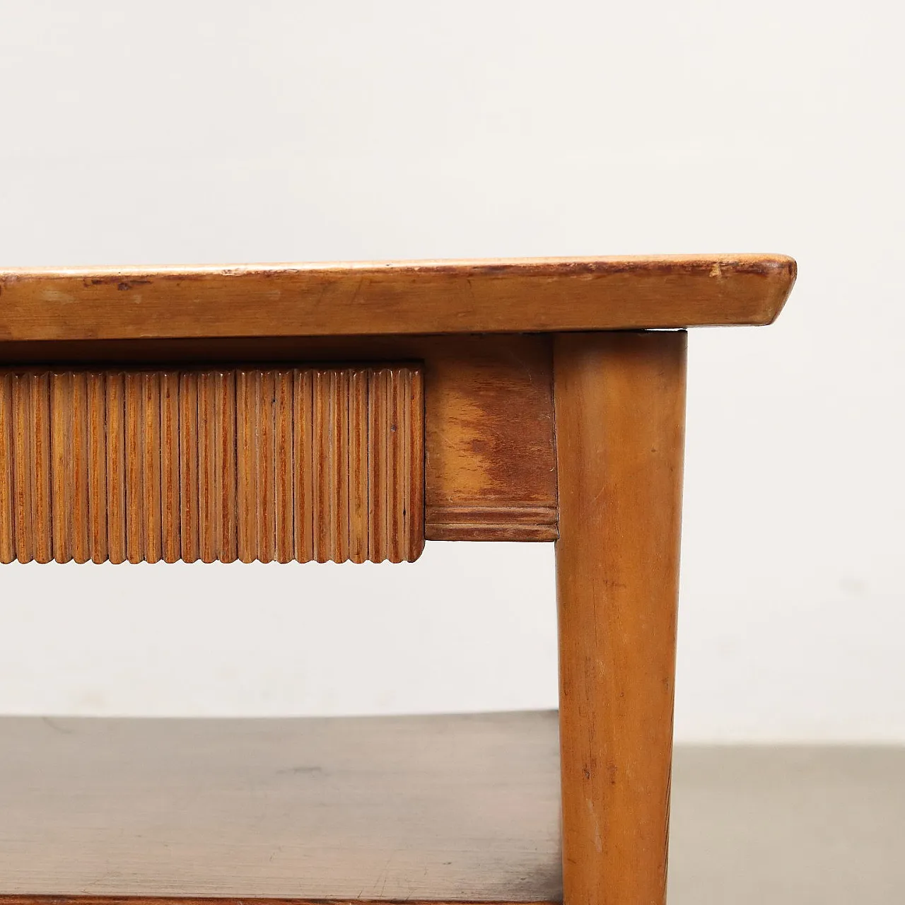 Comodino in frassino con puntali in ottone, anni '50 5