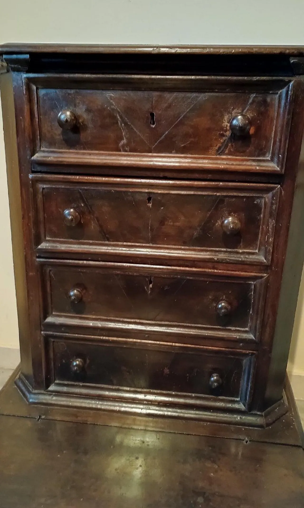 Inginocchiatoio in noce con cassetti, '600 1